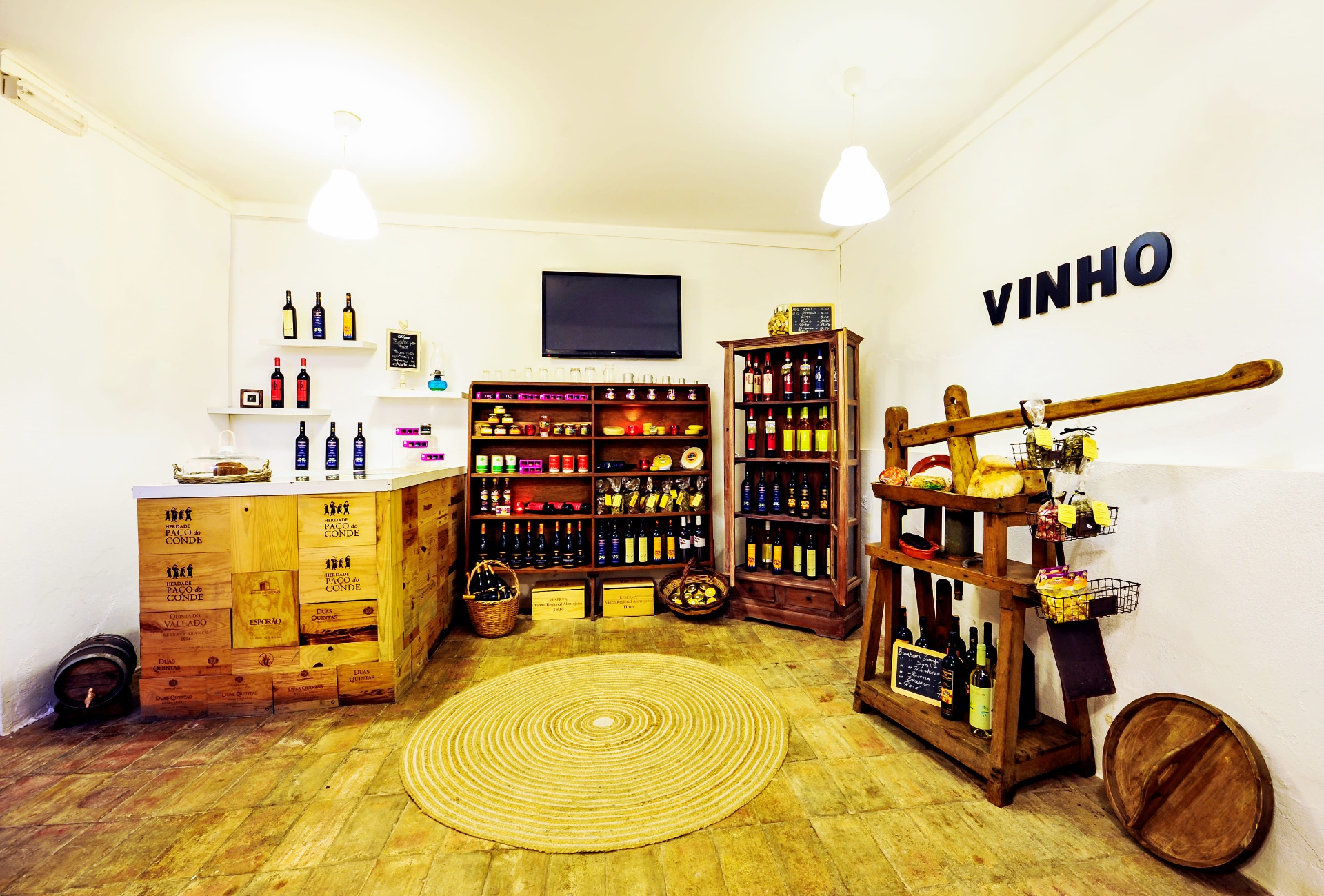 Garrafeira com vinhos e produtos regionais da Além Cante, em Mértola